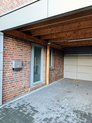 Eingang und Carport