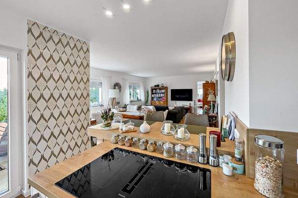 Küche mit Blick auf Wohnbereich