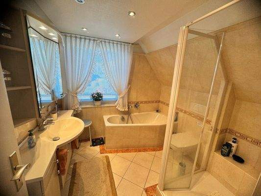 Vollbad/Duschbad/WC (DG)