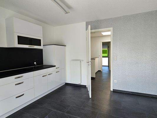 Moderne EBK/Essbereich mit Blick bis zum Bad