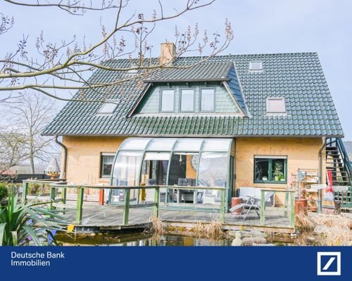 Haus mit Terrasse am Teich