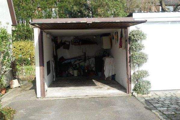 Fertiggarage neben dem Wohnhaus