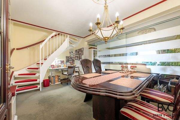 Essbereich mit Schiebetür zum Wohnbereich