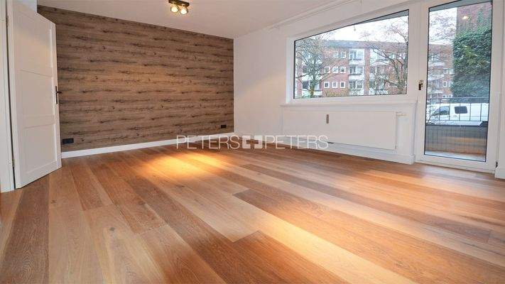 Foto einer baugleichen sanierten Wohnung im gleichen Gebäude__Wohnzimmer