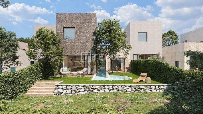 Elegant Villas in a Complex with Pool Near Amenities in Madrid
