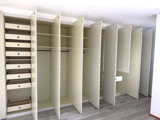 Schlafzimmer Platz satt im Einbauschrank.jpeg