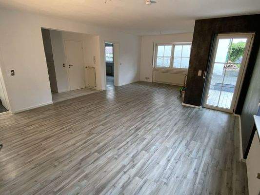 Wohn-/Essbereich Souterrain links