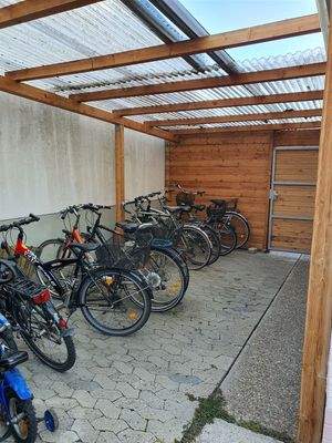 überdachter Fahrradplatz