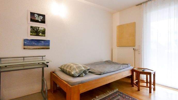 080 Einzelbett und Schreibtisch (1 von 1)