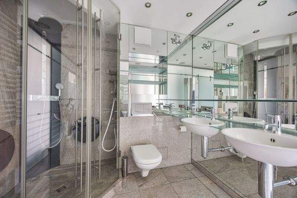 Innenliegendes, großzügiges Badezimmer