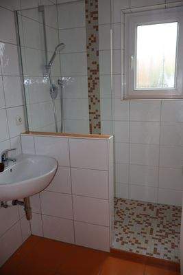 Badezimmer mit Dusche und Fenster