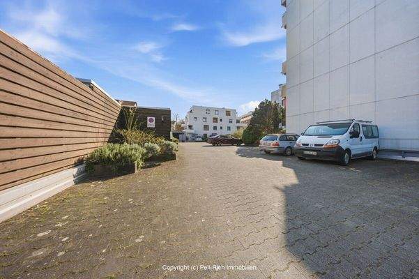 Innenhof & Außenstellplätze