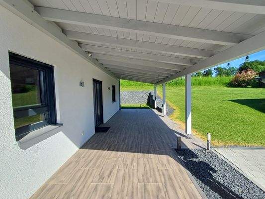 Großflächige Terrasse