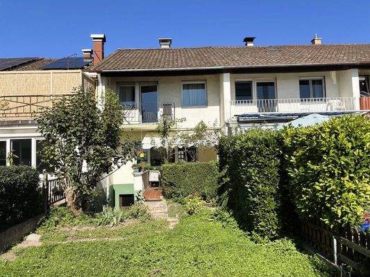 Hausansicht mit Garten