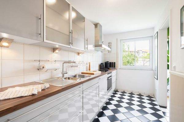 Die voll ausgestattete Einbauküche lädt zum kochen