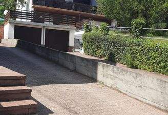 Straßenansicht mit Einfahrt