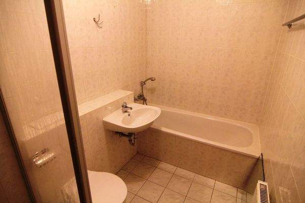 Blick ins Bad mit Wanne und Dusche