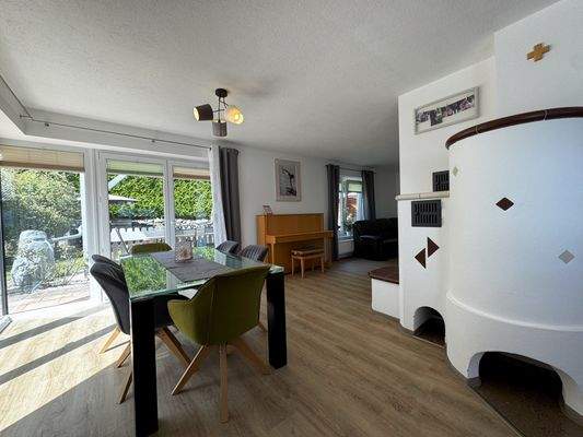 Wohn-Eßbereich mit offener Küche und Kamin