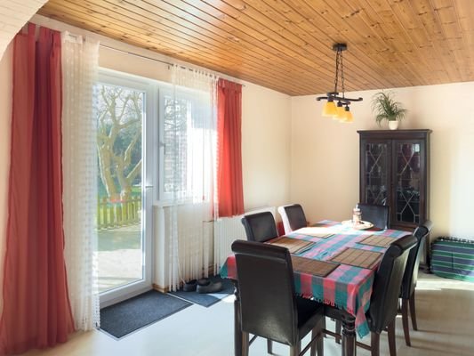 Esszimmer mit Terrassentür