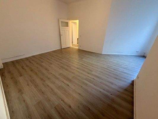 Leerer Raum mit Holzboden