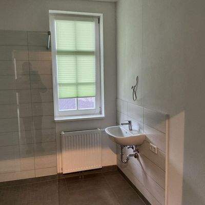 Großes Bad mit Dusche