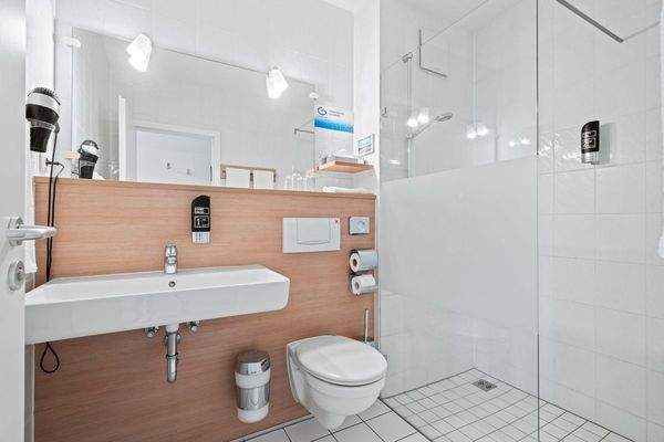 Bad mit Dusche (Zimmer 2)