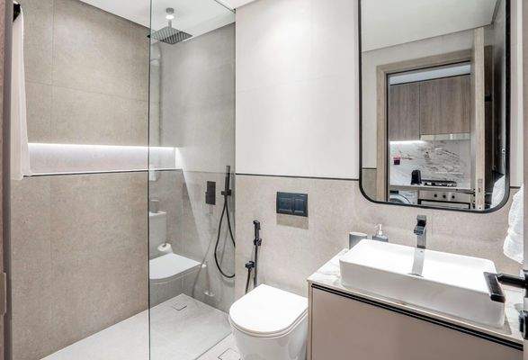 Lichtdurchflutetes Duschbad mit angenehmer Atmosphäre