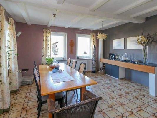 Großzügiger und heller Essbereich im OG