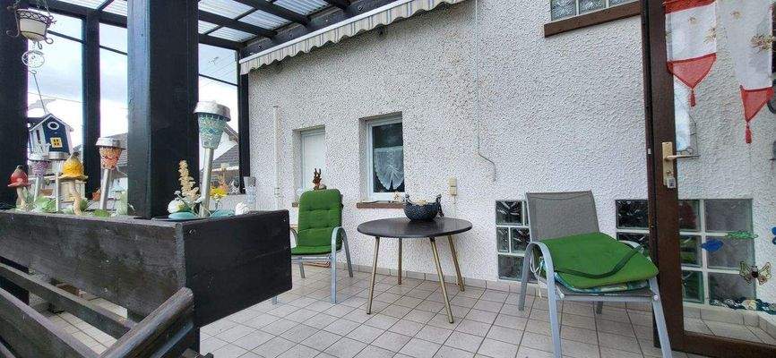 ÜBERDACHTER BALKON MIT ZUSÄTZLICH PLATZ