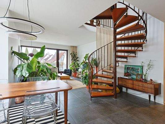 Lichtdurchfluteter Wohn- und Essbereich mit großer Fensterfront