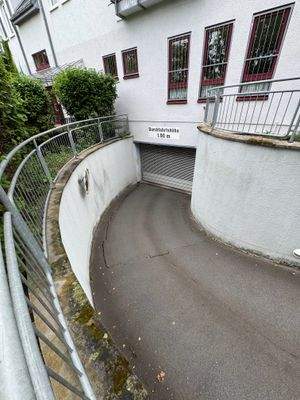Tiefgarageneinfahrt