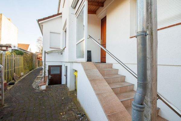 Seiten- und Kellerzugang