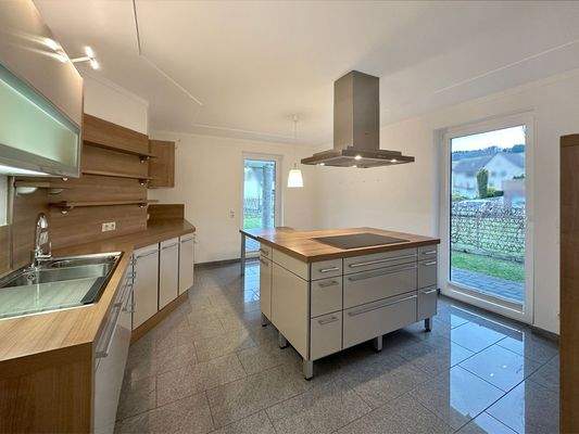 Küche mit Einbauküche und Terrasse