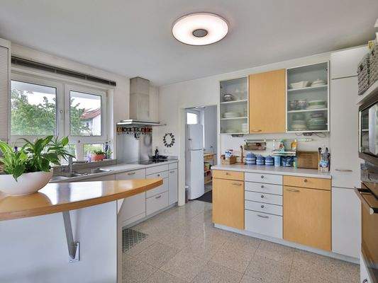 Große, offene Küche mit Abstellraum