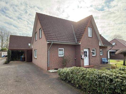 Carport, Stellplatz und Haupteingang