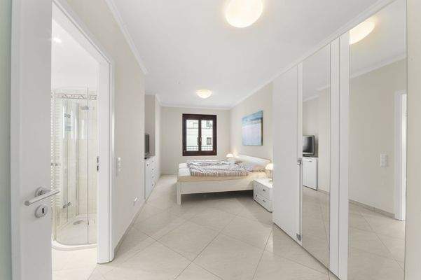 Das Master-Schlafzimmer mit Fenster zum ruhigen und großzügigen Innenhof