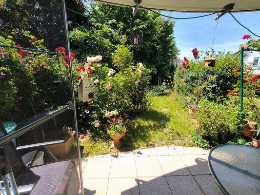 Terrasse mit Ansicht zum Garten.jpg