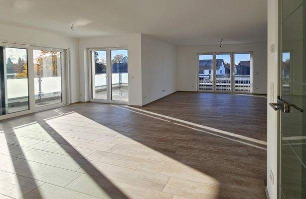 großzügiges Wohn-/Esszimmer mit offener Küche