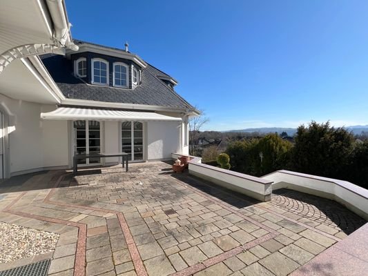 Villa mit traumhaftem Grundstück