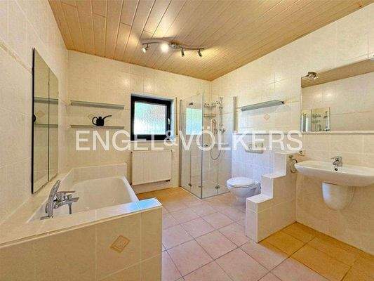 Tageslichtbad mit Wanne/Dusche EG