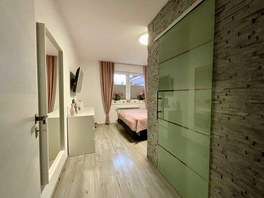 Schlafzimmer mit abgetrennter Ankleide Erdgeschoss