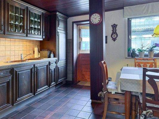 8. Küche mit "Schnacktür" und Zugang zur Terrasse.