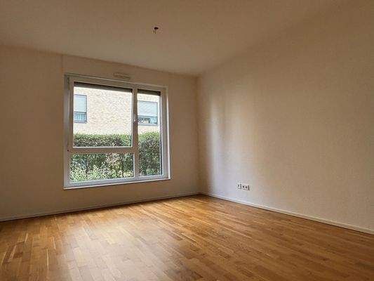 Leeres Zimmer mit Fenster