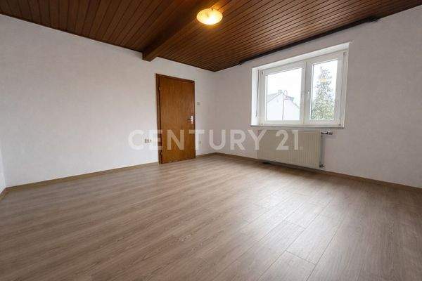 Heller Raum im Erdgeschoss, ideal als Büro.