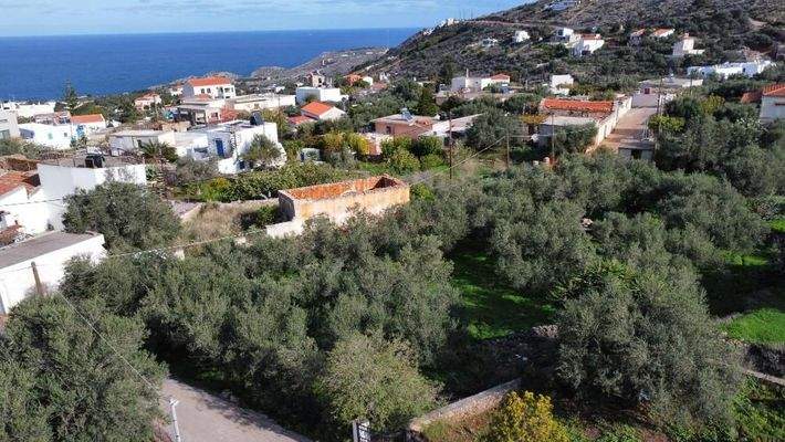 Kreta, Kokkino Chorio: Eckgrundstück in der Nähe des Dorfes und der Einkaufsmöglichkeiten zu verkaufen