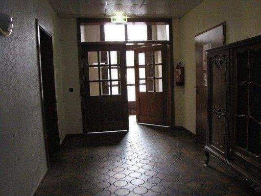 Eingang zum Saal von der Straße