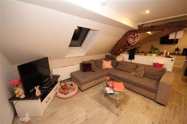 Wohnzimmer mit offener Küche