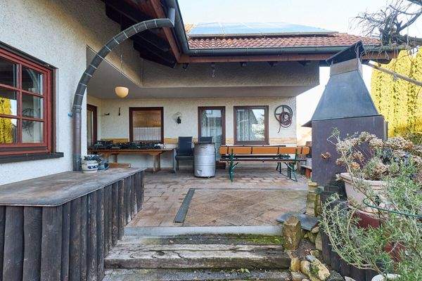 Große Außenterrasse mit Zugang zum Garten