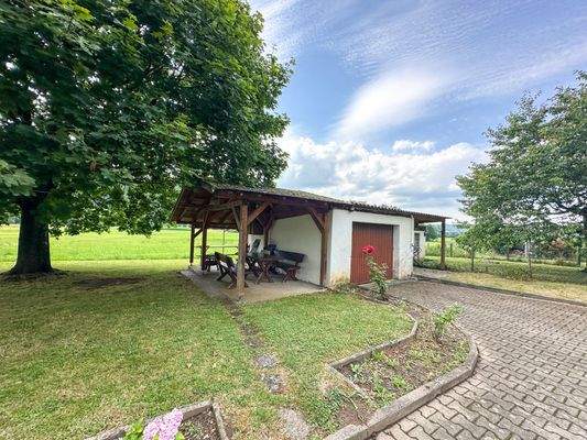 Überdachter Freisitz und Garage