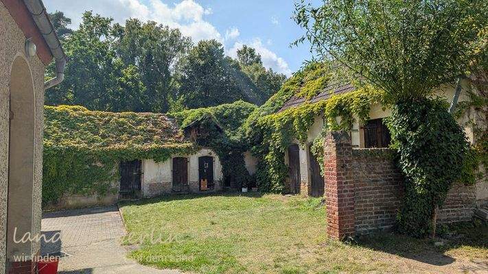 Stall und Scheune, rechts Eingang zum Wohnhaus, .j